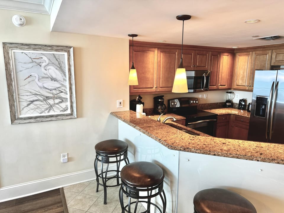 Breakfast bar, fully equipped kitchen, high quality pots &amp; pans