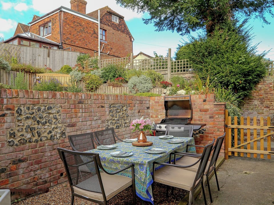 Sitting-out-area | Pilgrim Cottage, Hollingbourne
