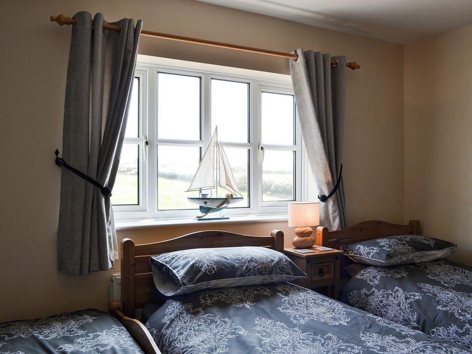 Twin bedroom | High Tide, Binfield, near Newport