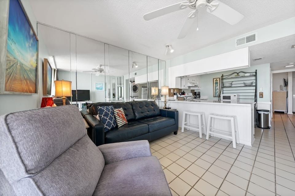 2 GS Surf + Racquet 515A Living Room