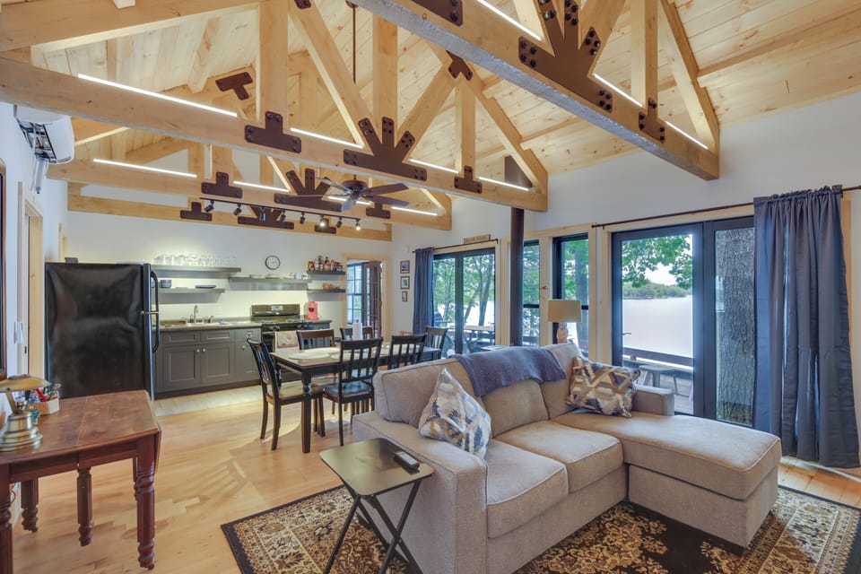 Living Room | Free WiFi | Smart TV | Fireplace