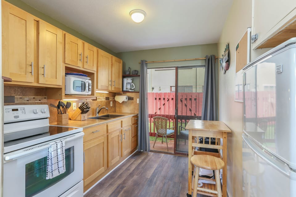 Full Kitchen for all your indoor dining needs.
