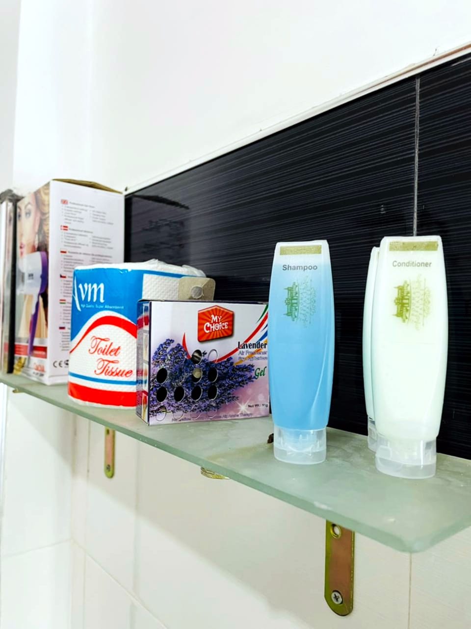 Shower, rainfall showerhead, free toiletries, hair dryer