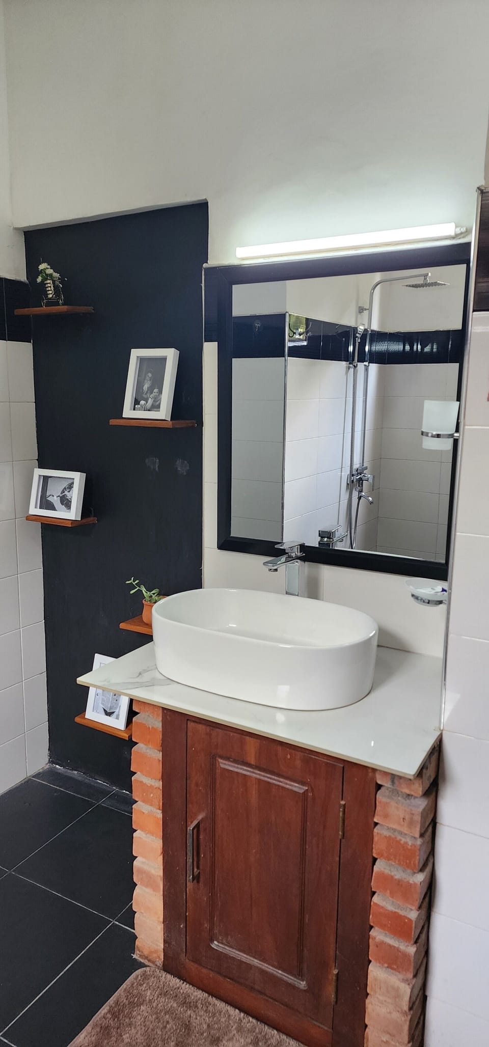 Deluxe Triple Room, 1 Bedroom, Private Bathroom | Bathroom | Shower, rainfall showerhead, free toiletries, hair dryer