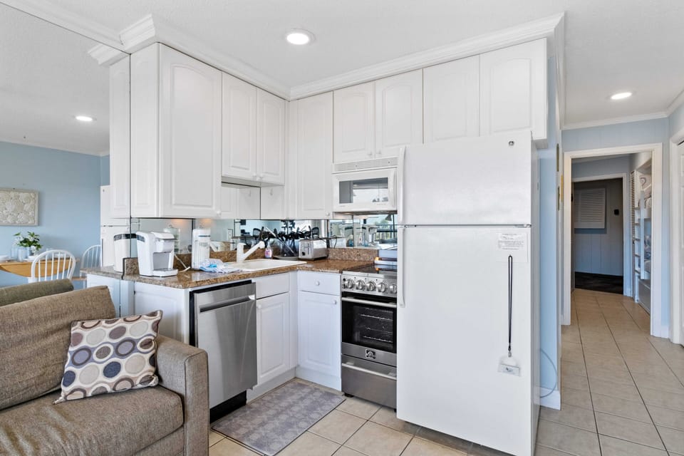 Complete kitchen. 