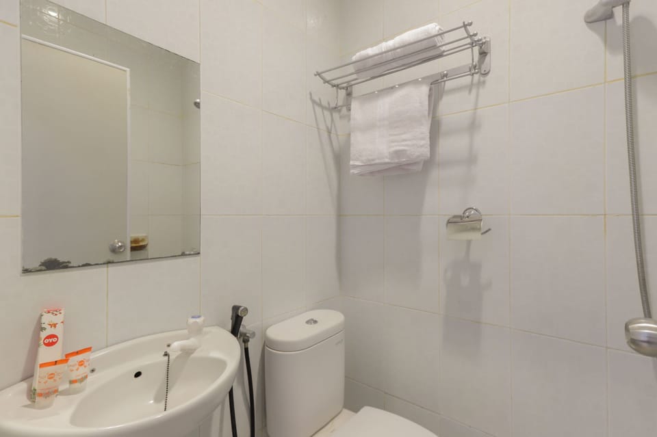 Standard Double Room | Bathroom | Shower, towels