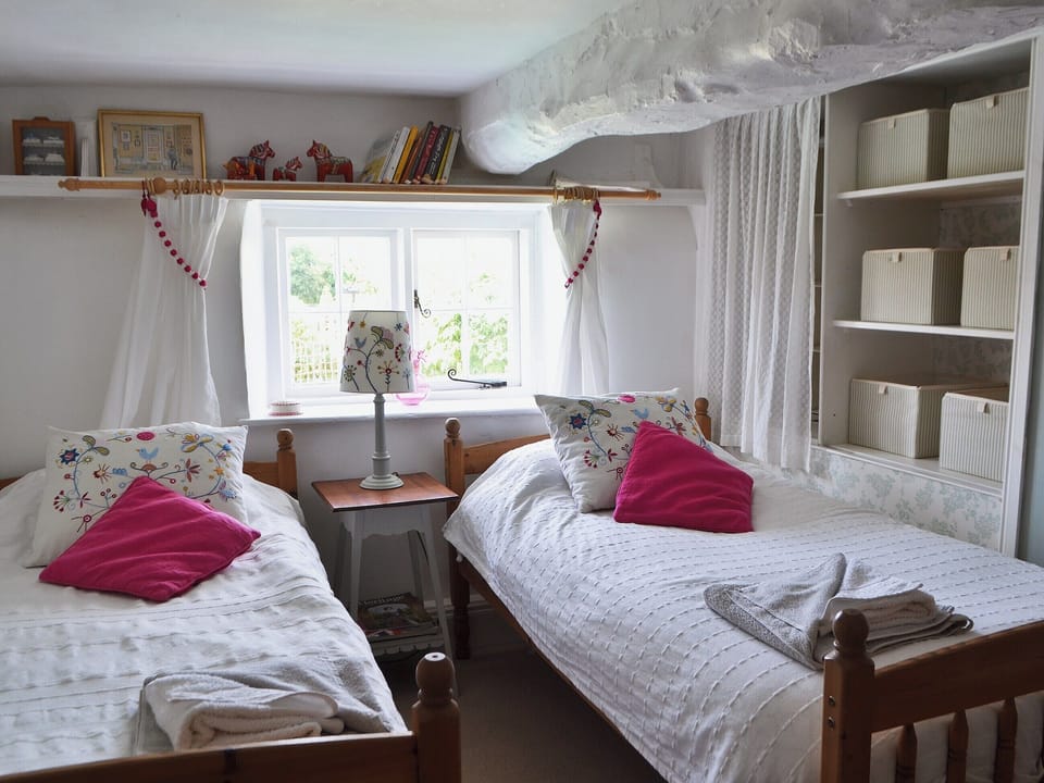 Twin bedroom | Southview Cottage, Wellow, nr. Yarmouth