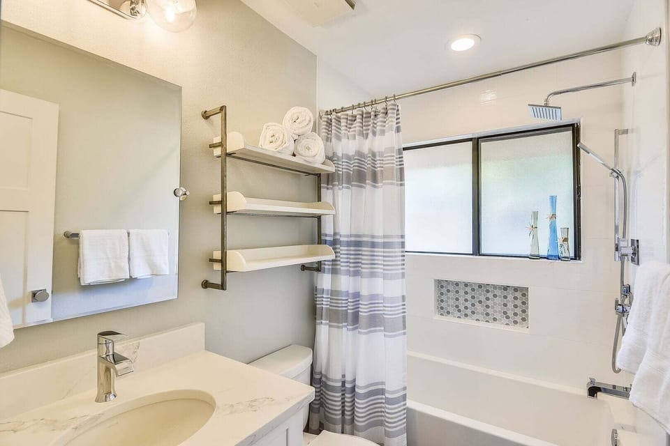 Guest bathroom with shower/tub combo