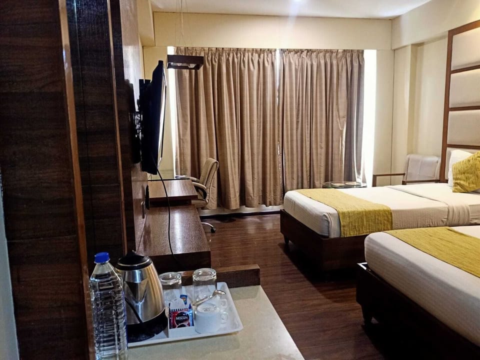 Deluxe Room, 1 Bedroom | Minibar, in-room safe, desk, laptop workspace