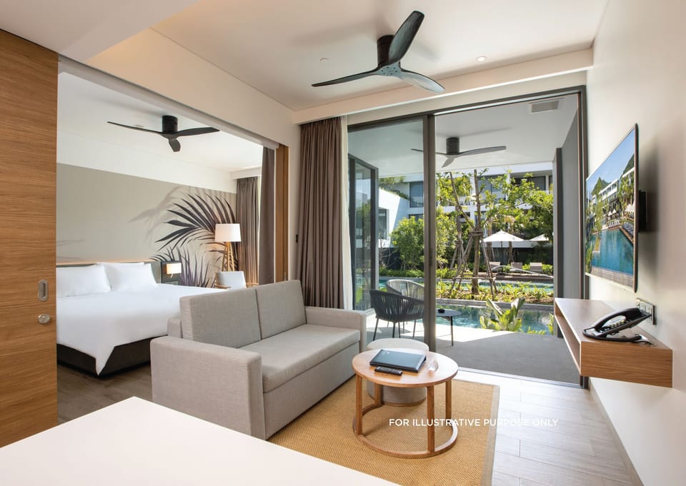 One Bedroom Suite Pool Access | Egyptian cotton sheets, premium bedding, Select Comfort beds, minibar