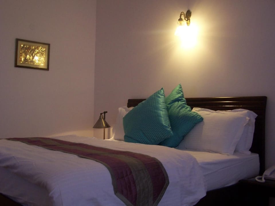 Egyptian cotton sheets, premium bedding, pillowtop beds, minibar