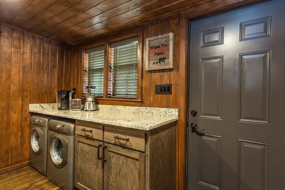 Washer and dryer for convenience. Beautiful granite countertops!