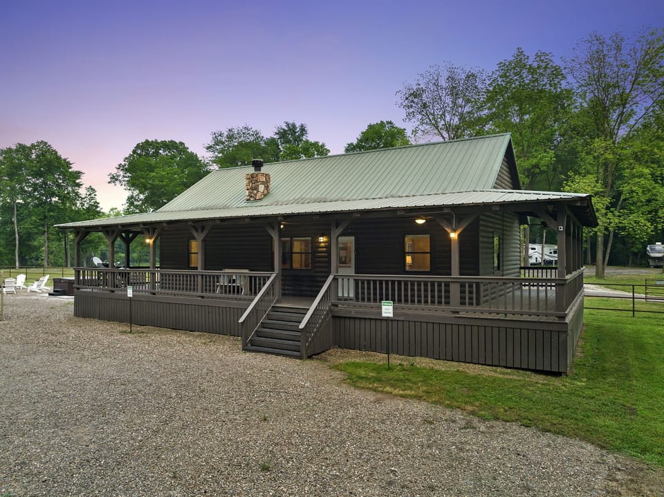 Firefly is a 2 king bedroom/2 bath cabin.