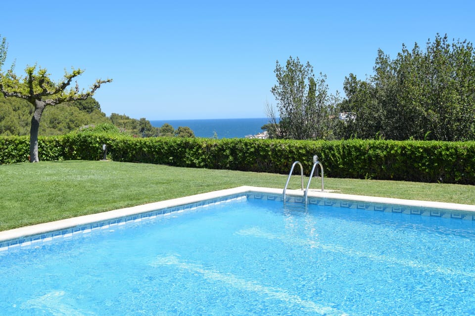 Two bedroom terraced house with sea view. With community garden and pool. BEGUR