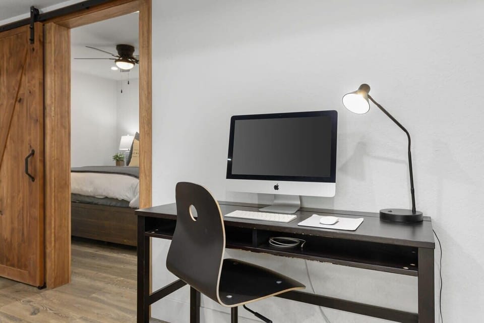 Level 2 | Workstation- iMac, iPad and laser printer