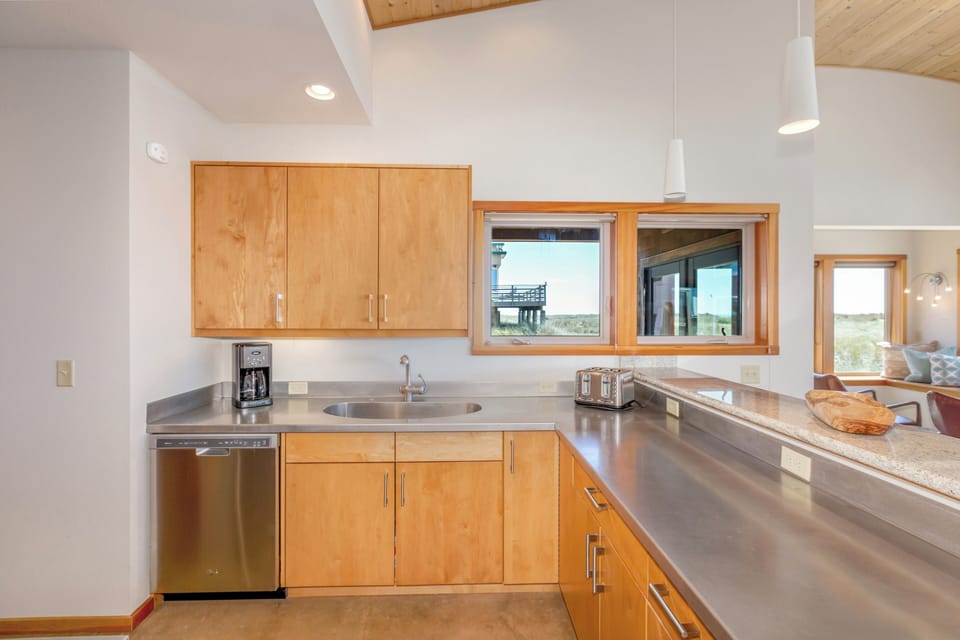 Chef's kitchen. Cooking here is a breeze.