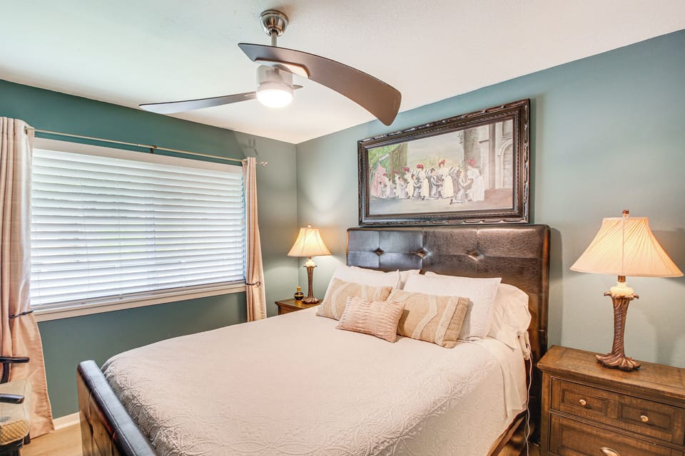 Bedroom 1 | Queen Bed | Smart TV