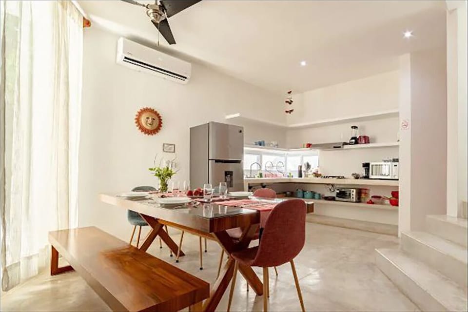 dining room and kitchen equipped for 8 or 10 people in Casa Paraíso