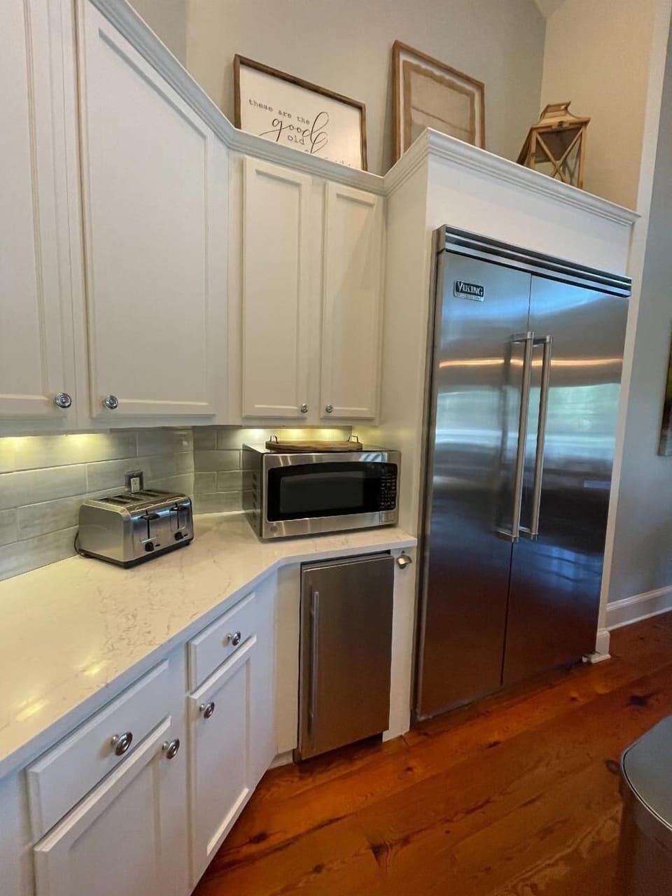 Subzero Fridge, icemaker, very well-appointed kitchen