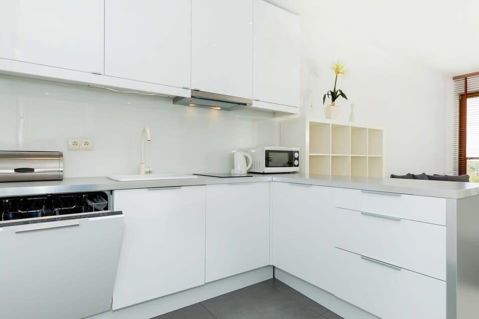 Fully equipped kitchenette. 