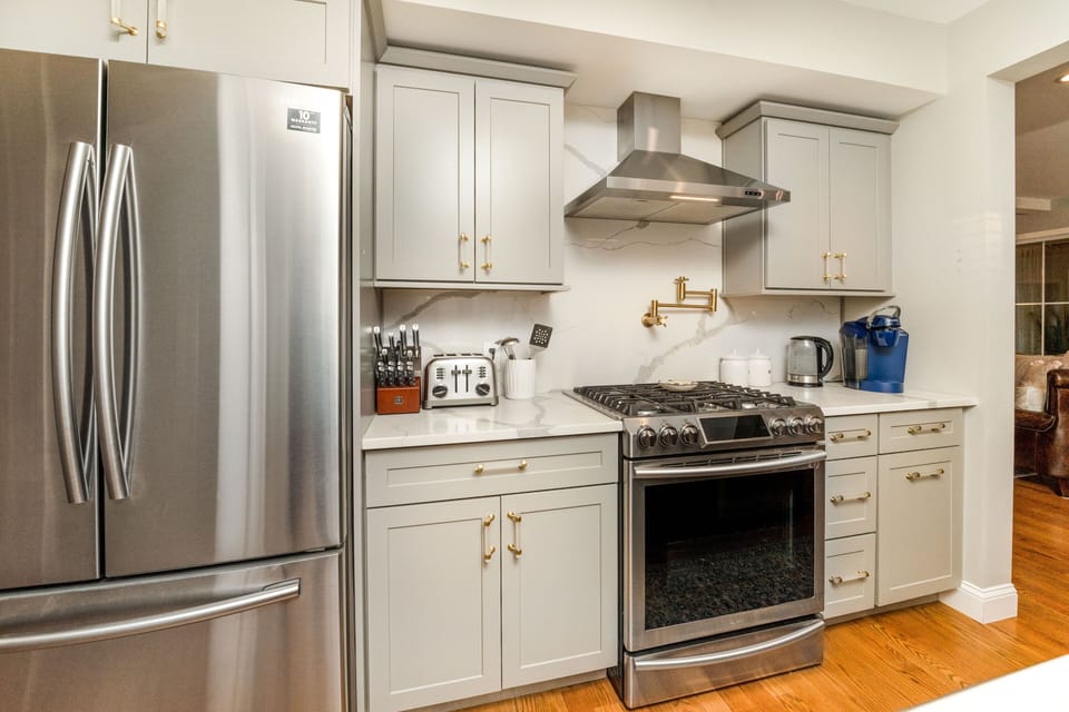 Appliances include toaster, electric kettle, coffeemaker. Coffee & provided