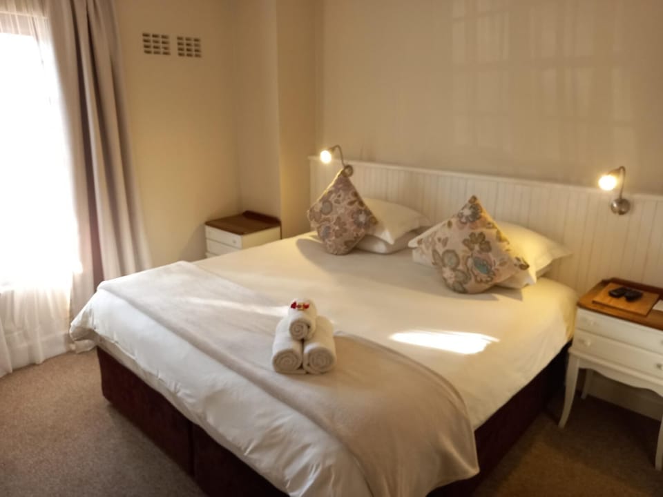 Double Room (With Bath) | Down comforters, in-room safe, desk, iron/ironing board