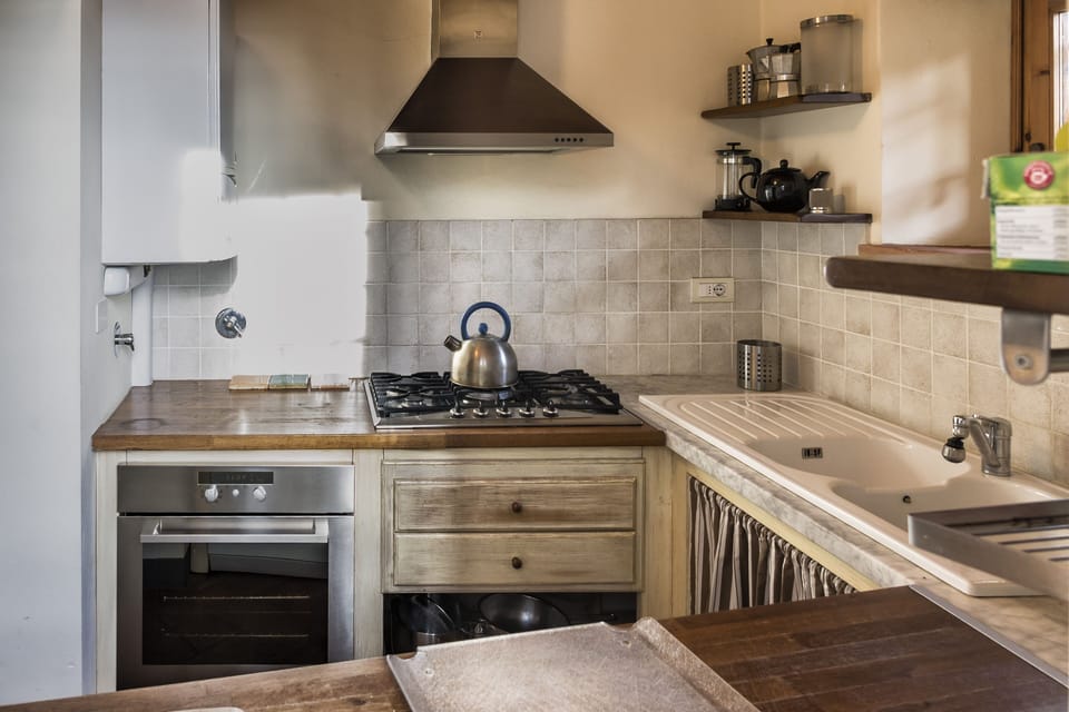 Sidw view of kitchen