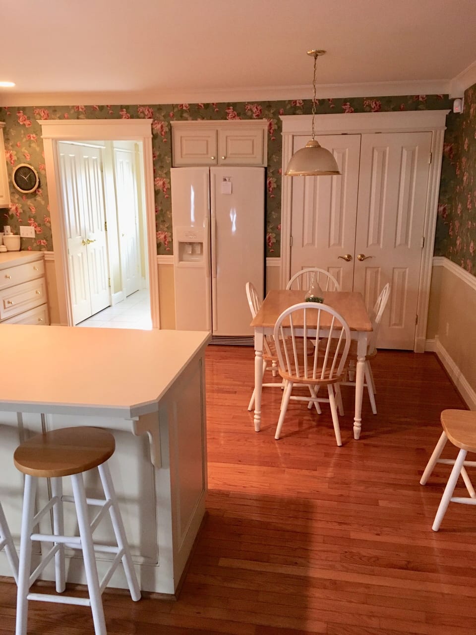 4 chair kitchenette 