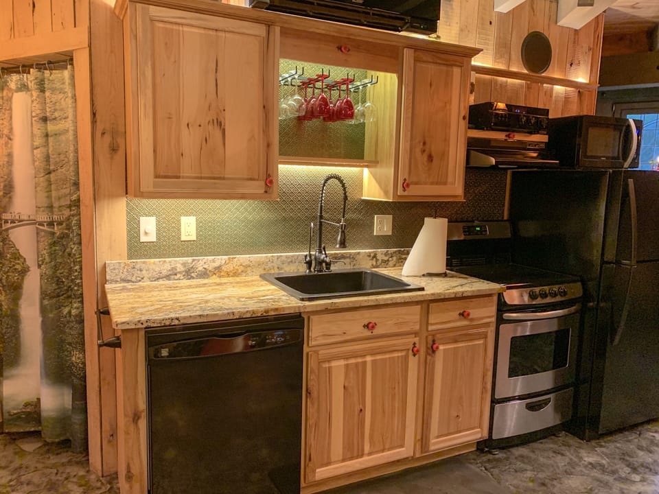 Kitchen area - stove, dishwasher, sink, fridge with icemaker 