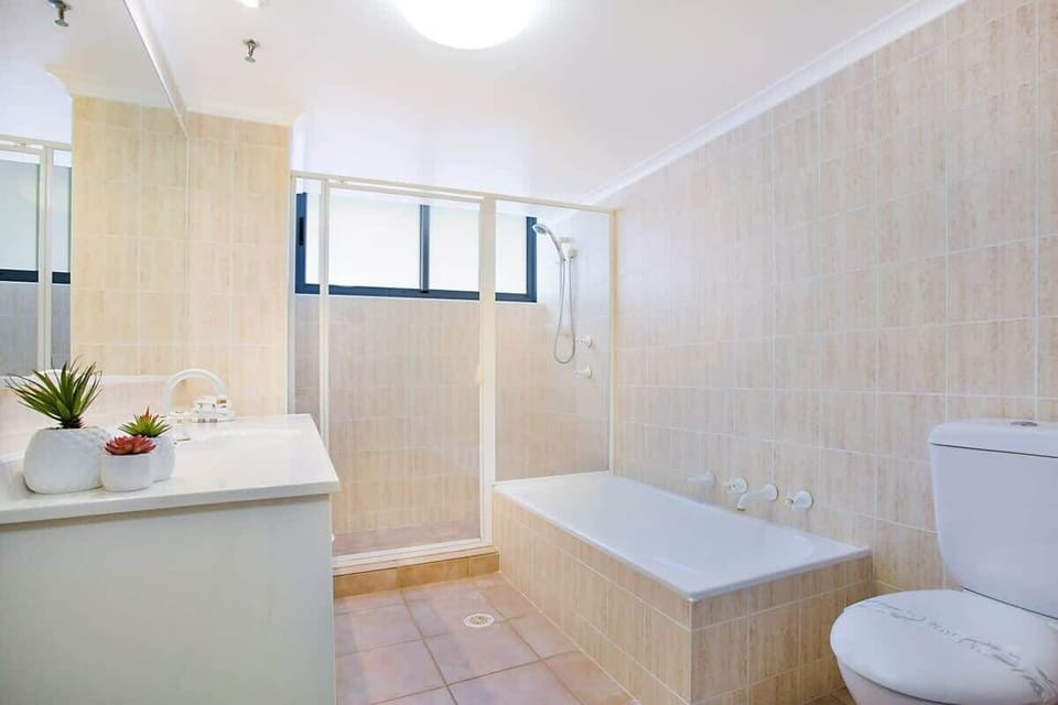 Full bathroom 2