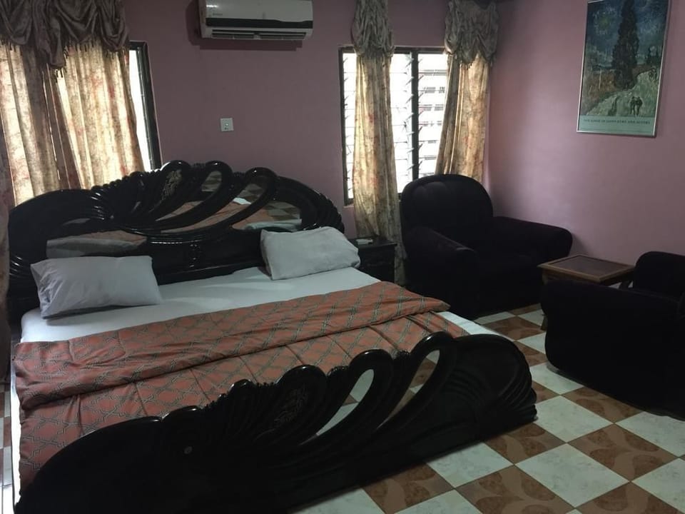 Executive Room | Desk, blackout drapes, soundproofing, WiFi (free)