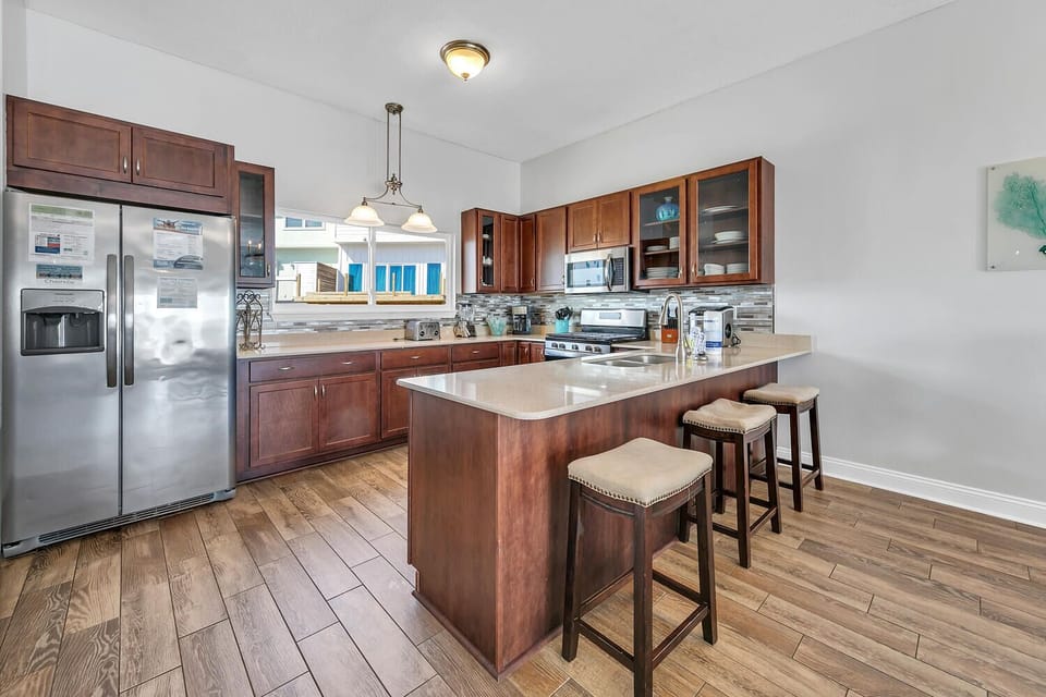 Eat-in bar and kitchen