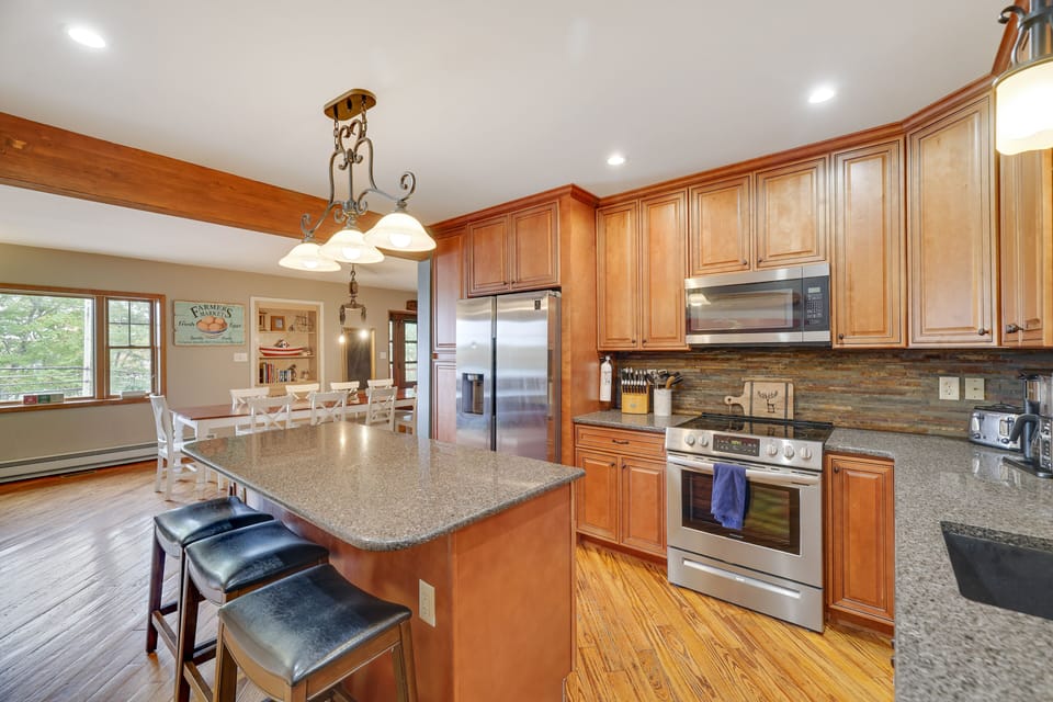 Stainless appliances, solid wood cabinetry granite counters&Island fully stocked