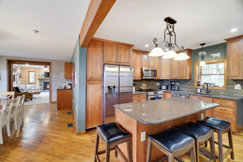Stainless appliances, solid wood cabinetry granite counters&Island fully stocked