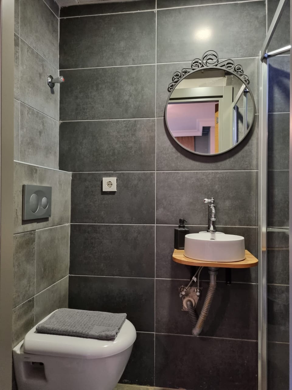 Comfort Double Room, 1 Queen Bed, Patio, Garden View | Bathroom | Shower, hair dryer, towels, shampoo