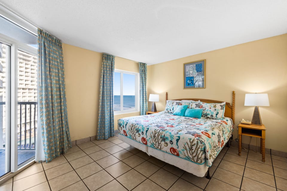 Master Bedroom w/1 King