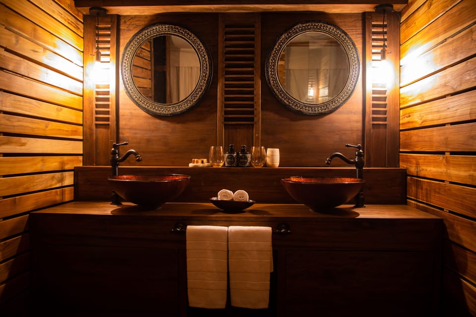 Shower, rainfall showerhead, free toiletries, bathrobes