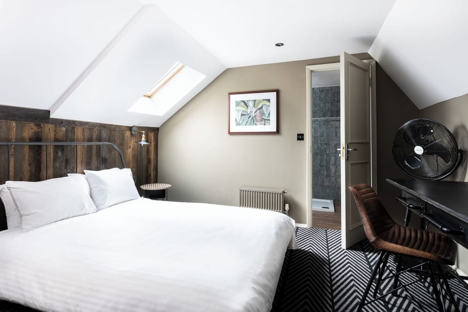 Standard Double Room | Iron/ironing board, free WiFi, bed sheets