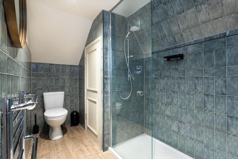 Standard Double Room | Bathroom | Shower, hair dryer, soap, shampoo