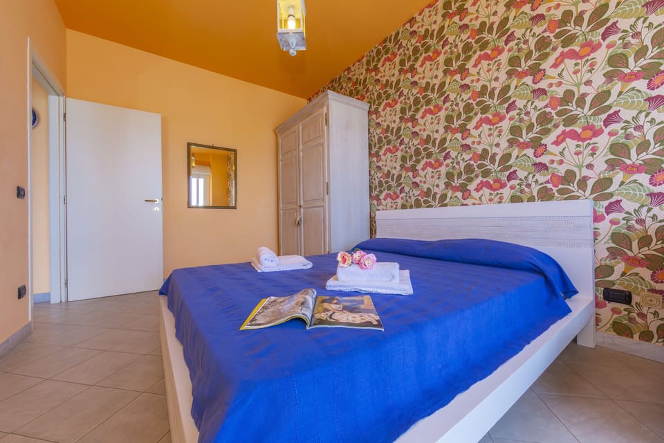 Double bedroom with wardrobe