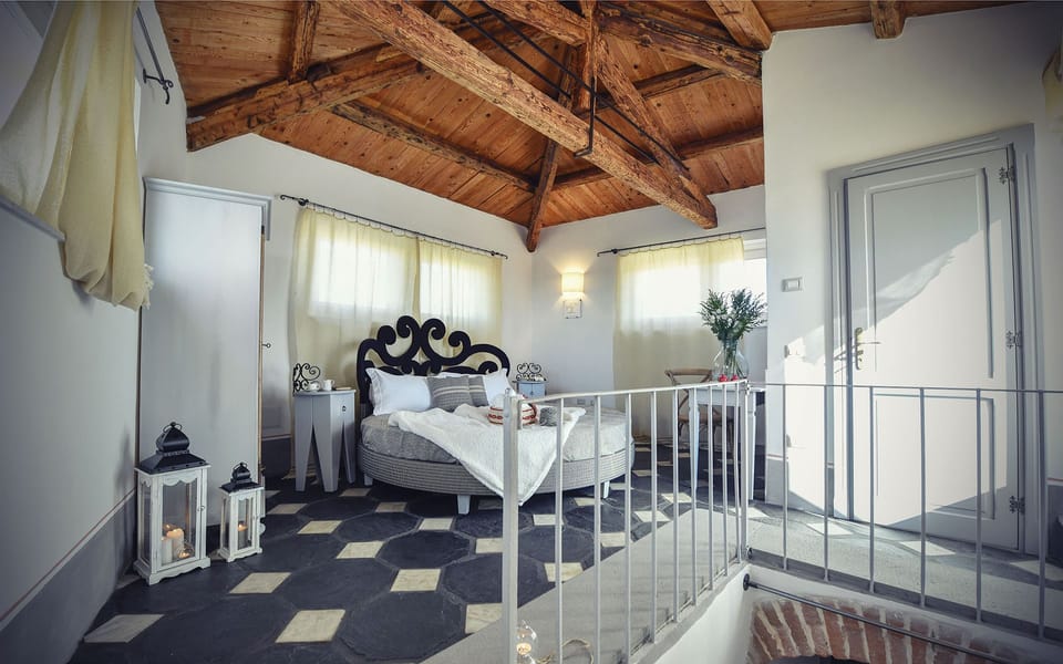 Romantic Room, Hill View | Blackout drapes, free cribs/infant beds, bed sheets