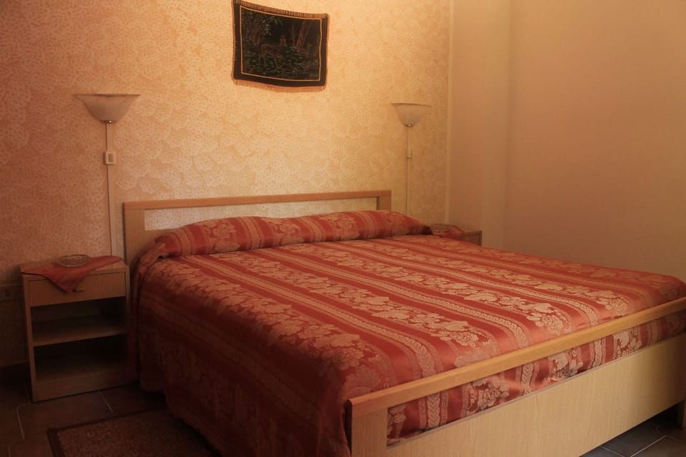 Cribs (surcharge), WiFi (free), bed sheets