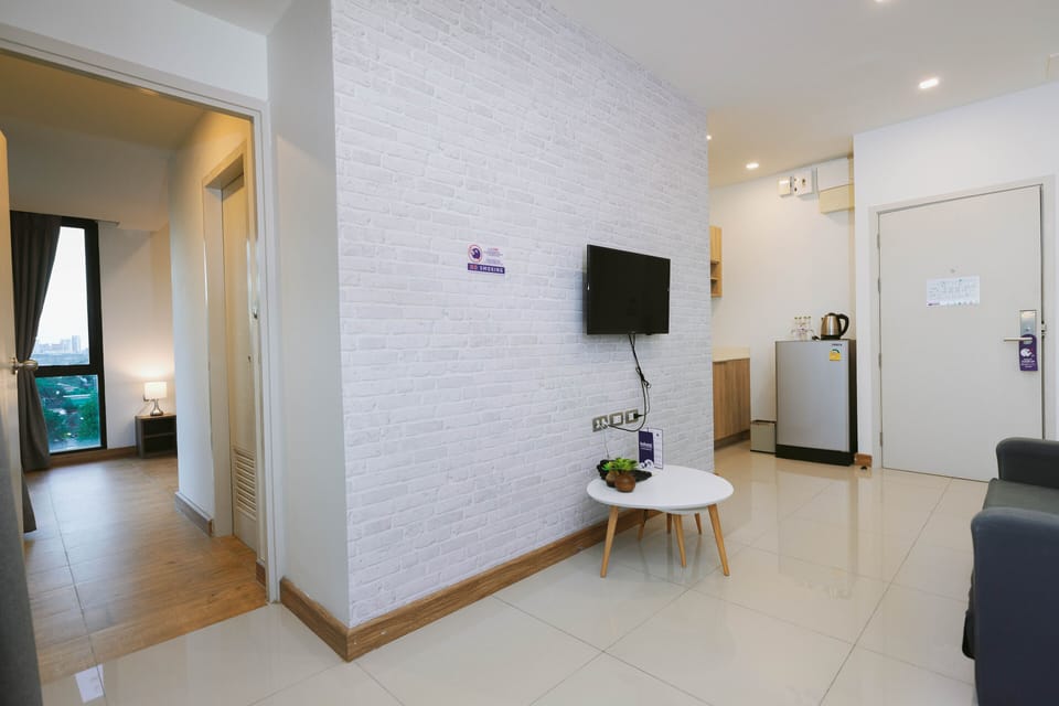 Deluxe King Room | Living room | 24-inch flat-screen TV with cable channels, TV