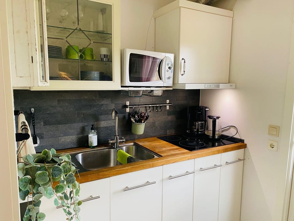 Comfort Apartment, Canal View | Private kitchen | Microwave, coffee/tea maker, electric kettle