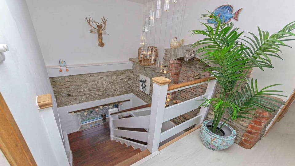 House (6 Bedrooms) | Interior
