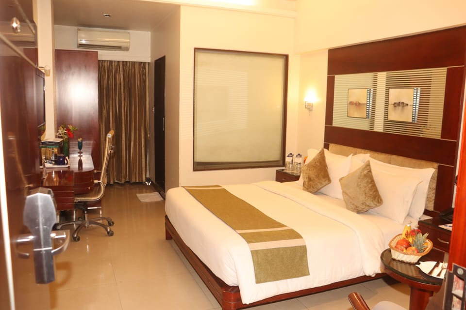 Premier Room | Desk, WiFi (free), bed sheets