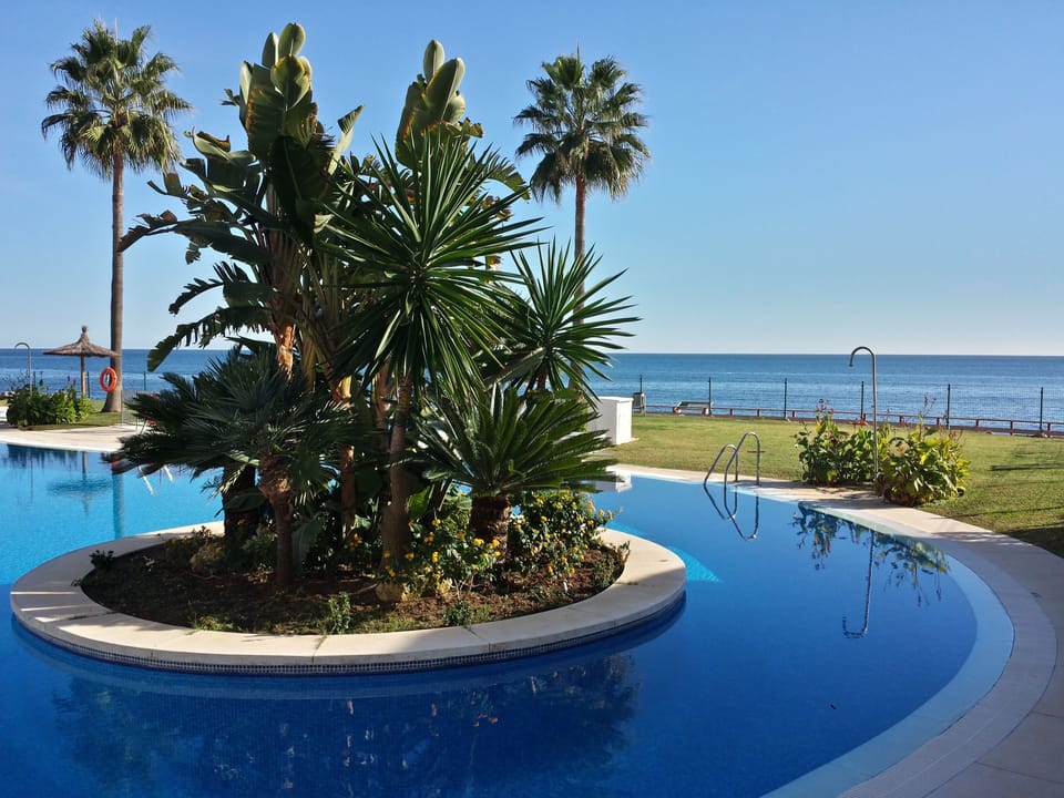 4 outdoor pools, sun loungers
