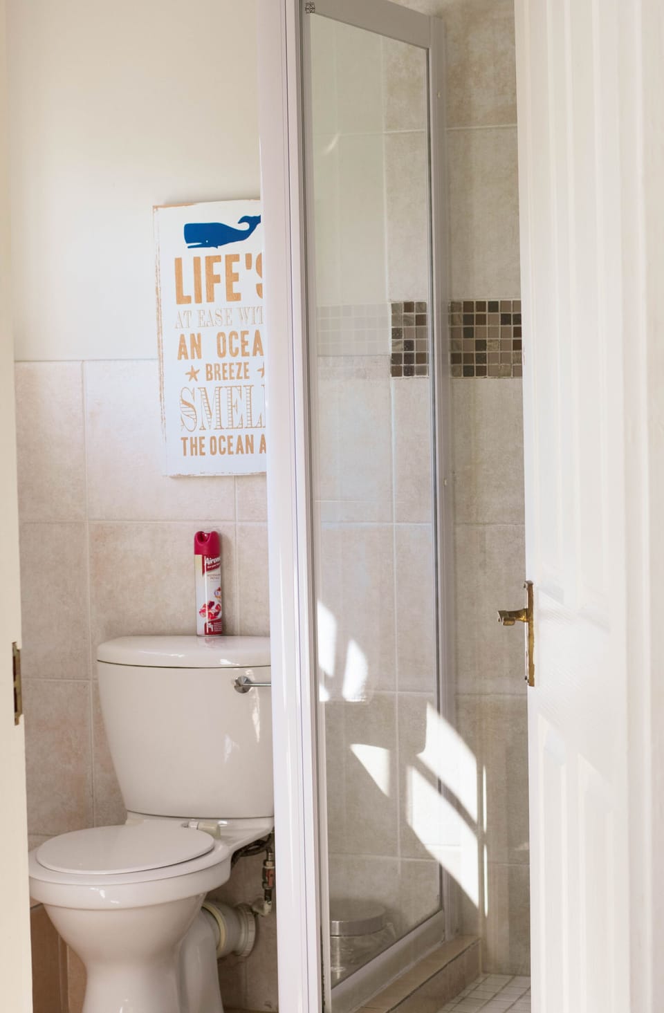 Deluxe Room, 1 Queen Bed (Queen) | Bathroom | Free toiletries, hair dryer, towels