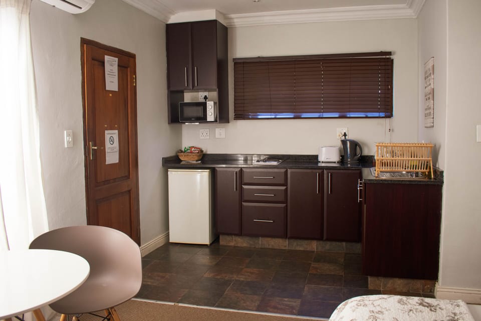 Luxury Double Room, Kitchenette | Private kitchen | Electric kettle
