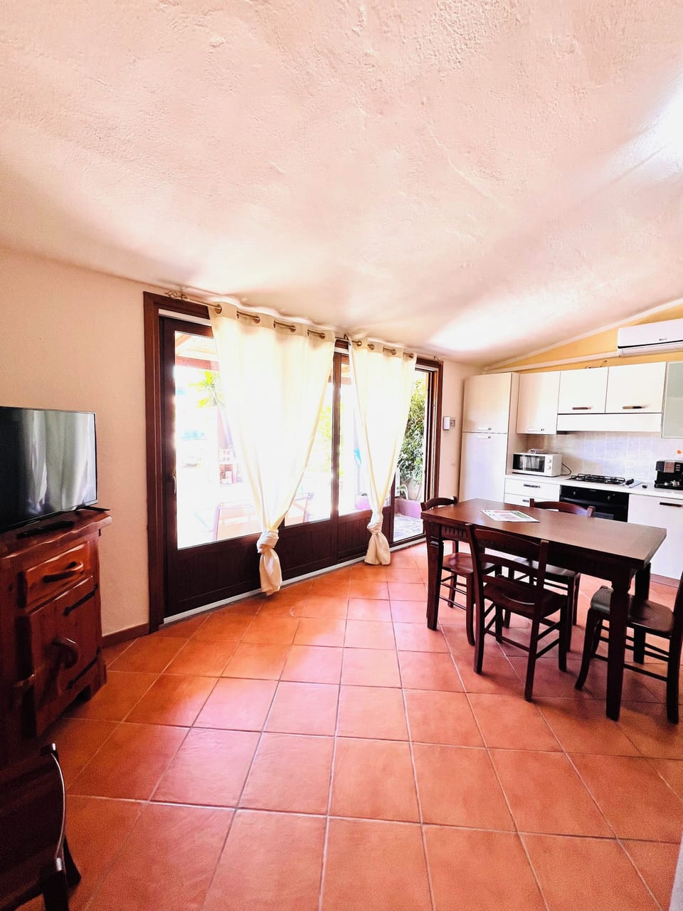 Apartment, 2 Bedrooms | Dining room